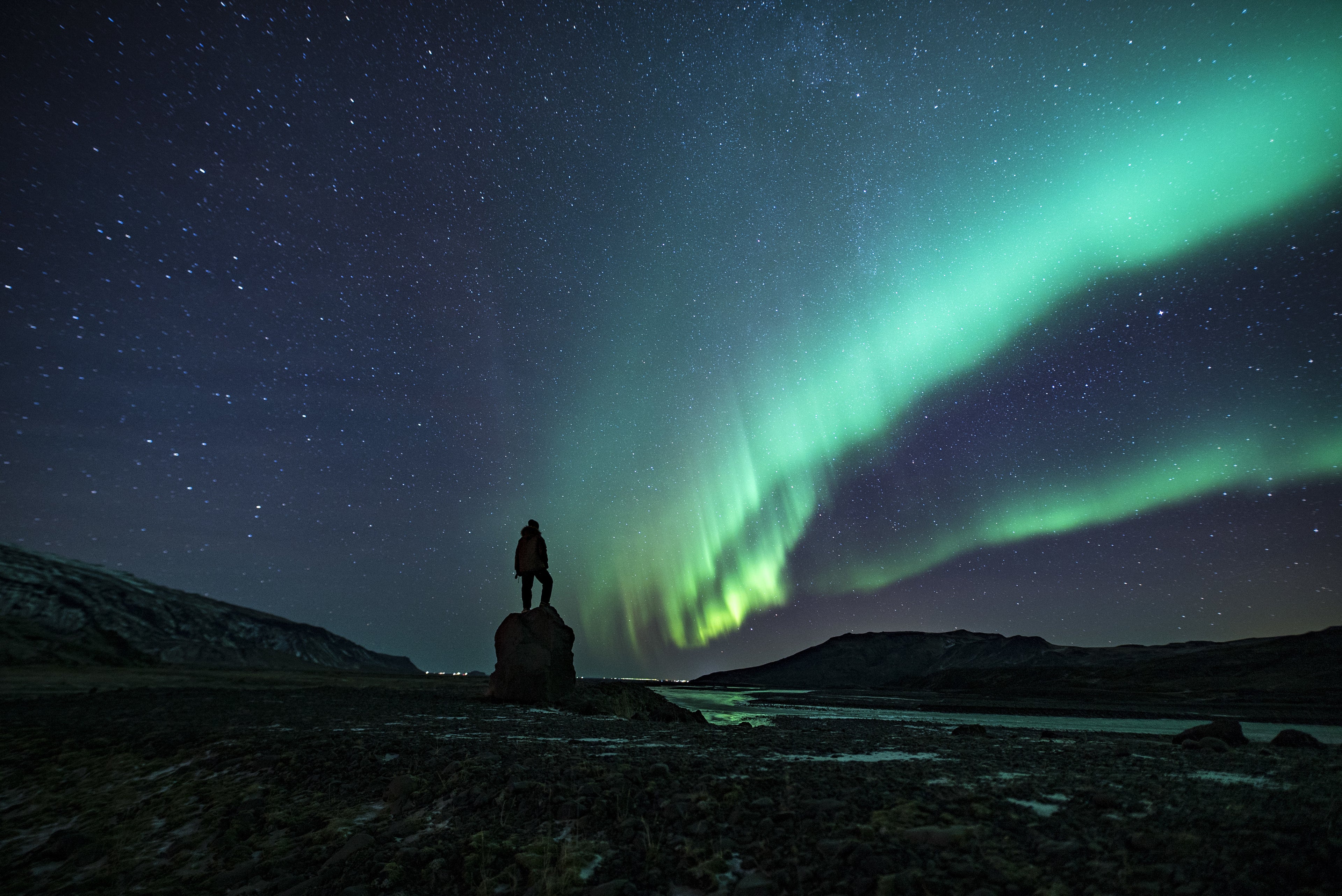 silhouette-person-northern-lights.jpg__PID:7a4c8de9-5745-43a7-8f6d-539b1c19b25a