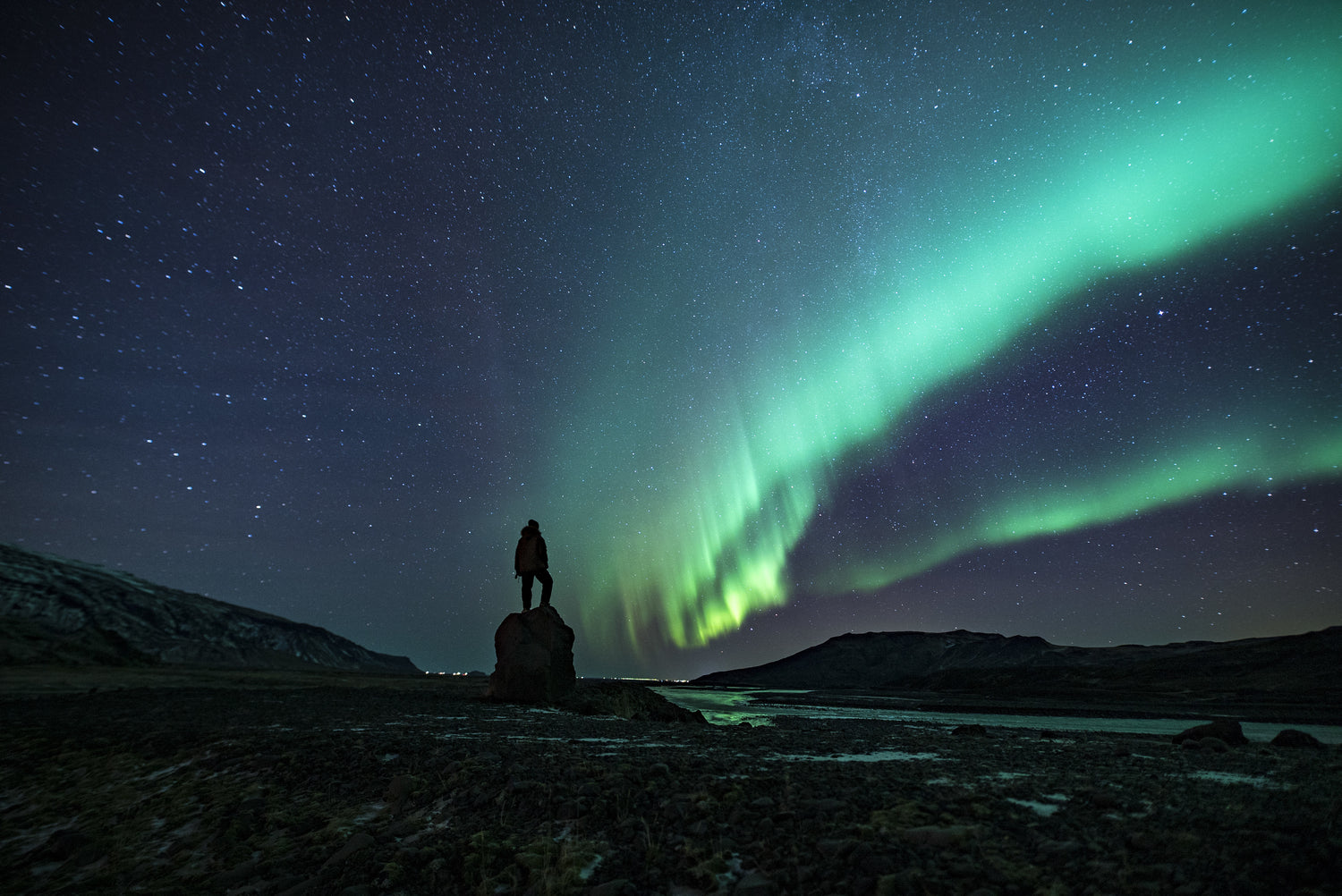 silhouette-person-northern-lights.jpg__PID:7a4c8de9-5745-43a7-8f6d-539b1c19b25a