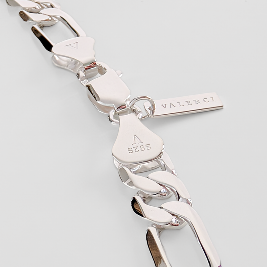Detalj av lås, märkbricka och figarolänkar på ett halsband i 925 silver