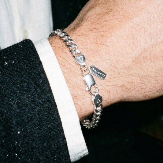 Cubanarmband i 925 silver runt handleden, sett nära skjortmanschetten