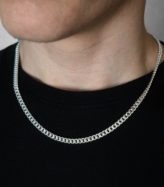 Cuban-halskedja 5 mm i 925 silver från Valerci, buren till en svart T-shirt
