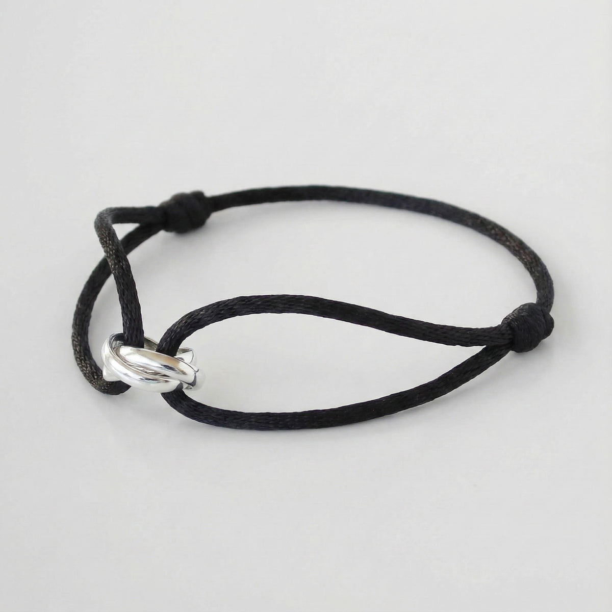 Infinity Black-armband med svart snöre och detalj i 925 silver från Valerci